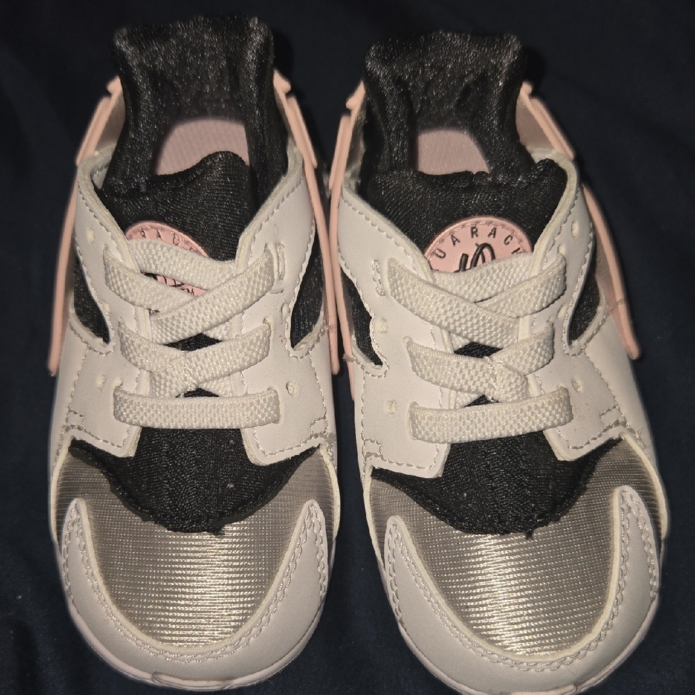 Nike White and Black Sneakers with Huarache Design
